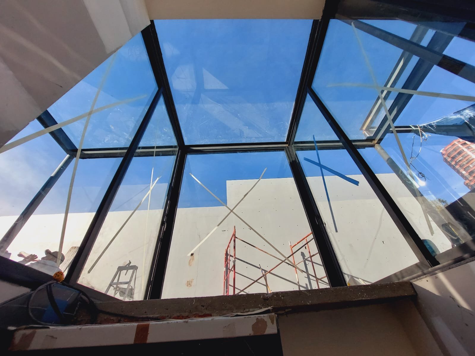 Estructura de cristal y aluminio